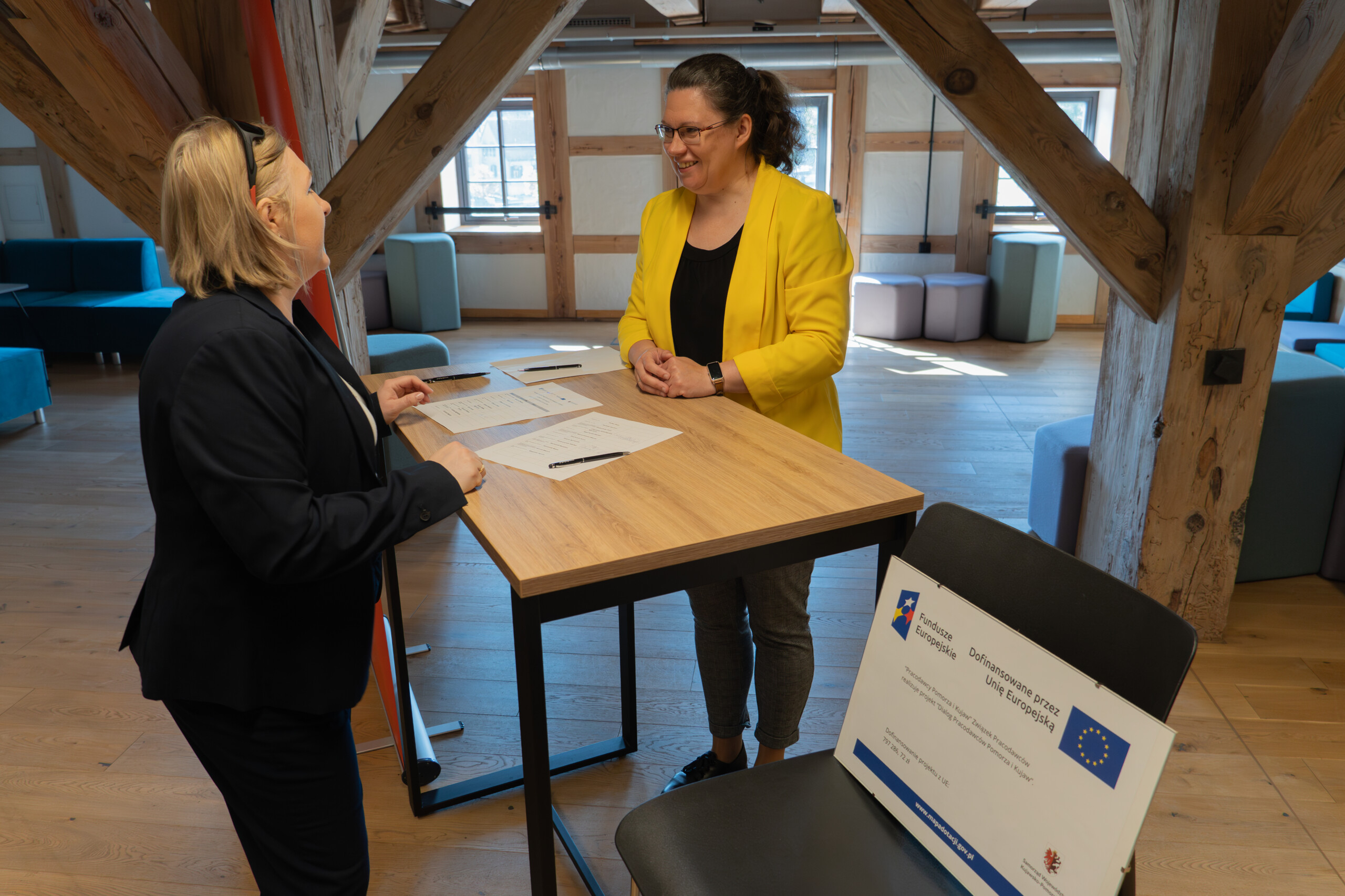 Uczestnicy dyskutujący podczas spotkania informacyjnego dot. barier i czynników napędzających wzrost i innowacje w firmach.