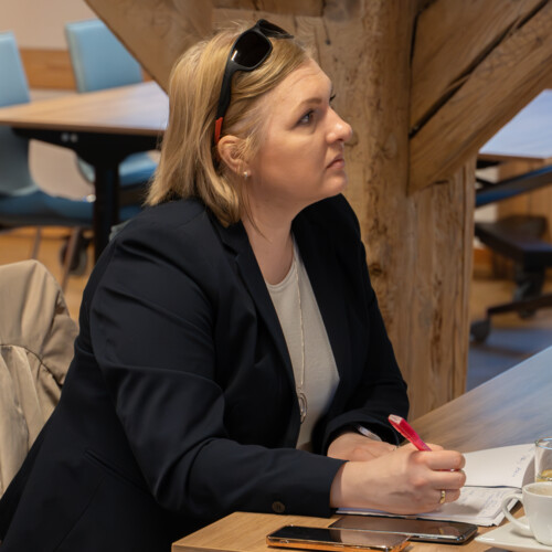 Uczestnicy dyskutujący podczas spotkania informacyjnego dot. barier i czynników napędzających wzrost i innowacje w firmach.
