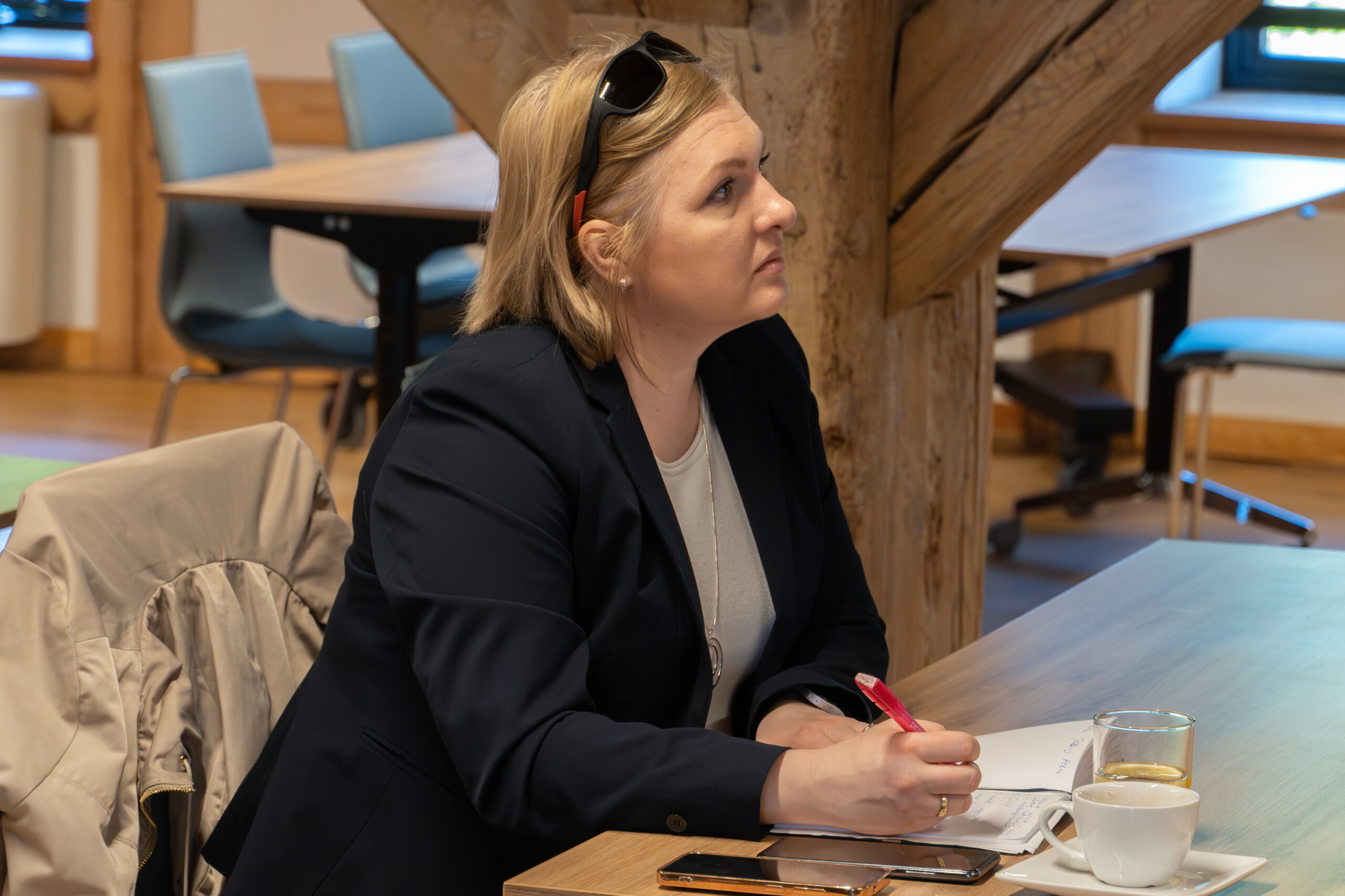 Uczestnicy dyskutujący podczas spotkania informacyjnego dot. barier i czynników napędzających wzrost i innowacje w firmach.