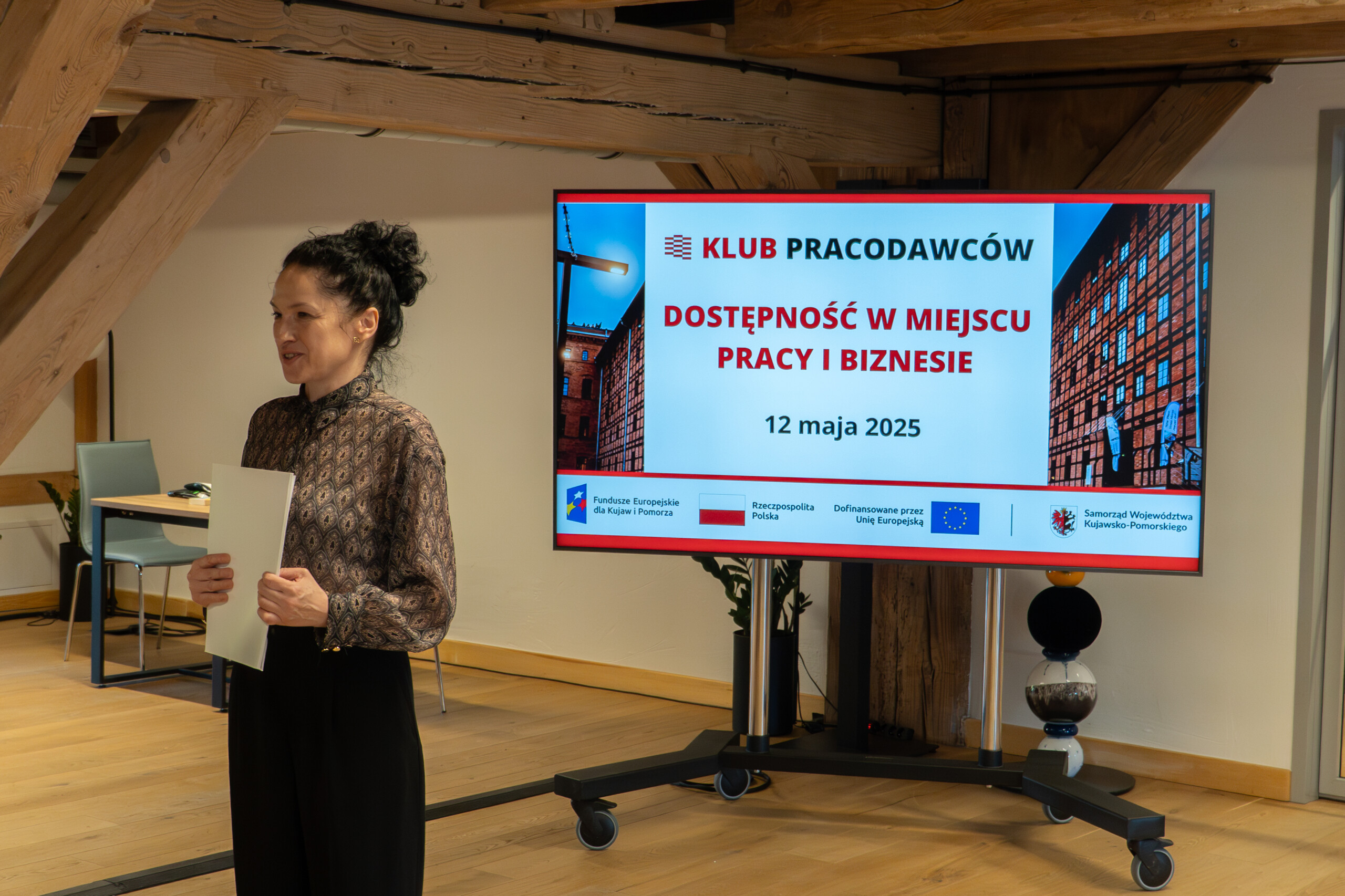 Uczestnicy dyskutujący podczas spotkania informacyjnego dot. barier i czynników napędzających wzrost i innowacje w firmach.